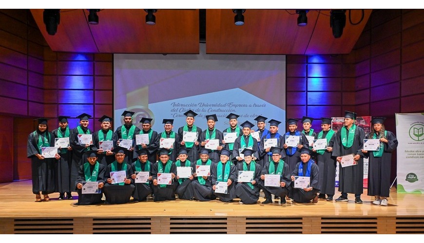 Graduación primer grupo de ejeros de obra en Colombia