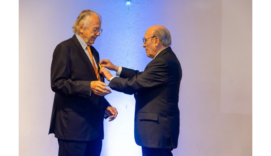 El urbanólogo y humanista bogotano Carlos Roberto Pombo Urdaneta recibió el premio Gonzalo Jiménez de Quesada de manos del vicep